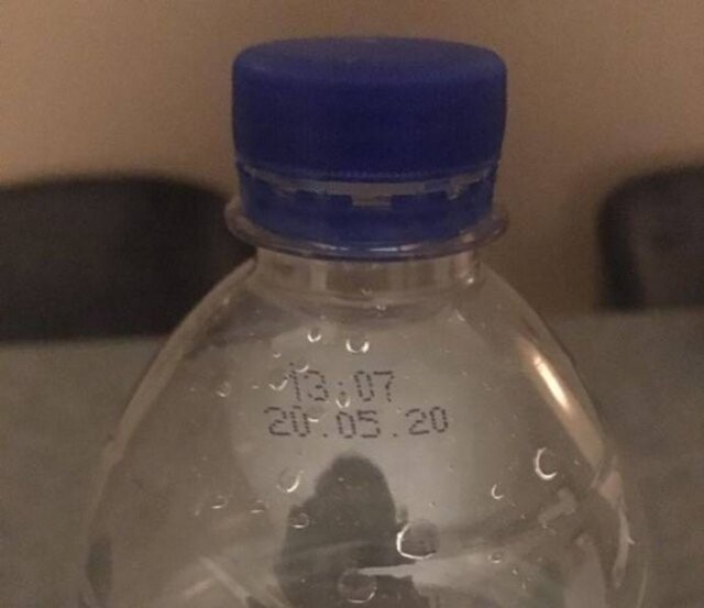 Срок годности, указанный на бутылке с водой, относится не к воде, а к бутылке, в которую она разлита