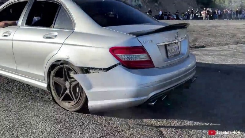 Водитель Mercedes C63 AMG разбил заднюю часть своего автомобиля, крутя "пончики" на плохом покрытии