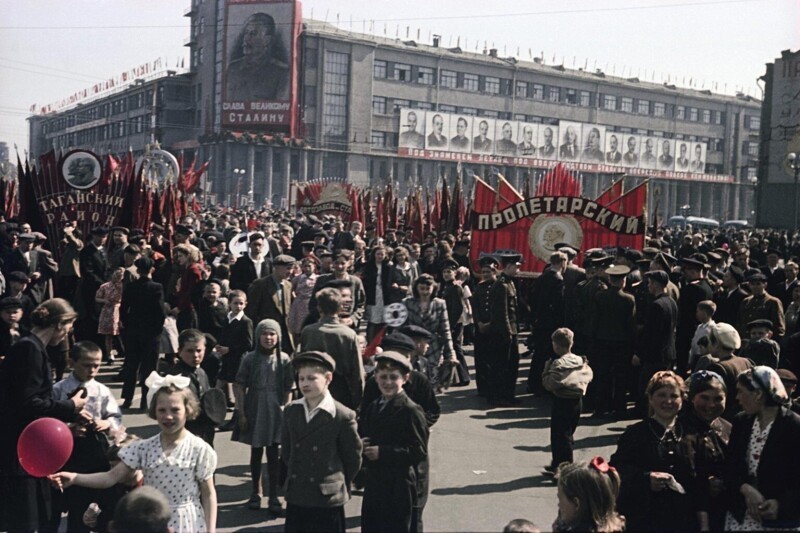 1948 год. Колонна жителей Пролетарского района на демонстрации 1 мая.
