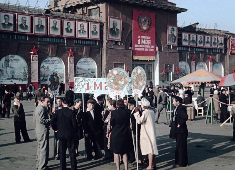 1948 год. Колонна жителей Пролетарского района на демонстрации 1 мая.