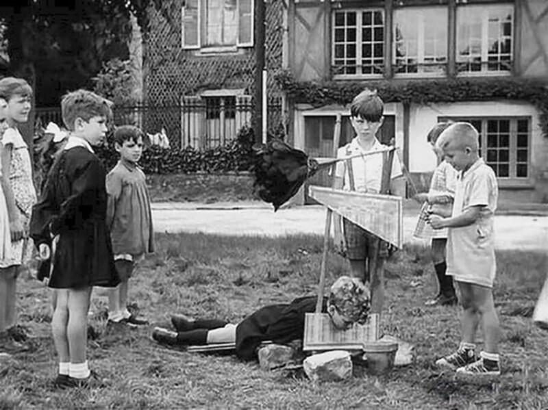 Дети играют с игрушечной гильотиной. Франция, около 1950-х гг.