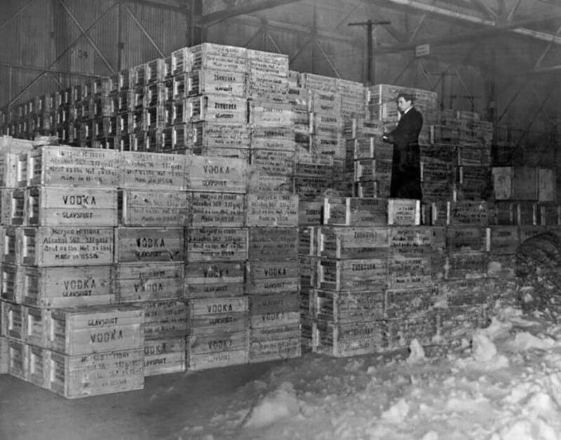 Первая партия водки из России с момента окончания Сухого закона 5 декабря 1933 года, Нью-Йорк, Нью-Йорк, около 1934 года. (Фото: Underwood Archives/Getty Images)