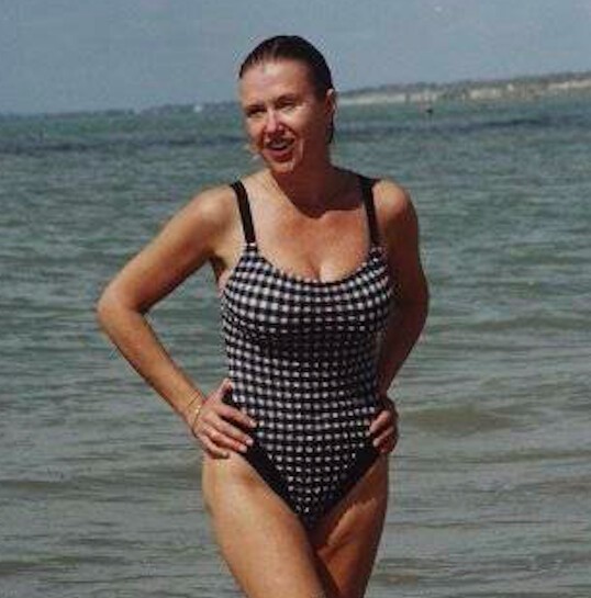 Искушение Марины Могилевской: солнечные лучи нежно обнимают актрису в купальнике