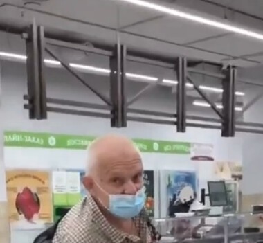 "Вакцинированный вакцинат!": пенсионер из Москвы разозлился на безмасочников и достал пистолет