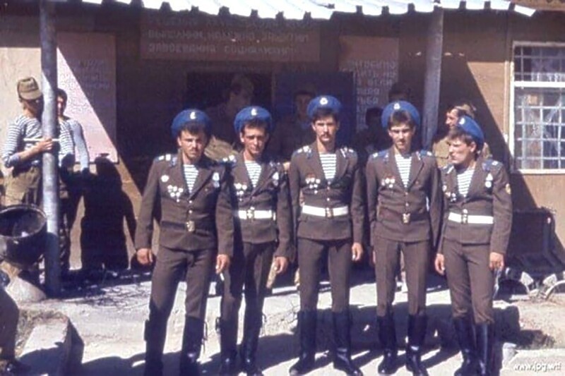 Дембеля перед отправкой домой, 1986 год, Афганистан.  Этим мужчинам по 20 лет. У троих медали "За отвагу"