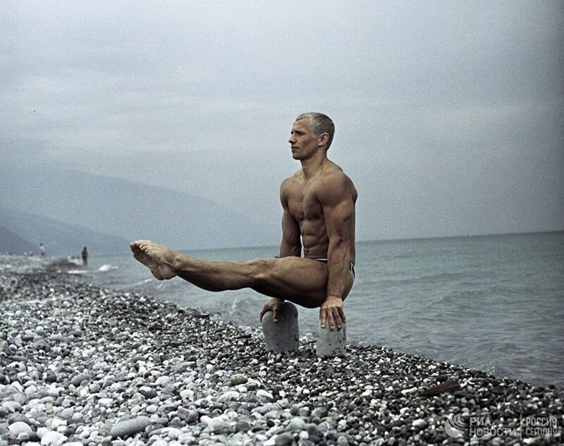 Советский гимнаст Сергей Викторович Диомидов. Крым. 1968 год.
