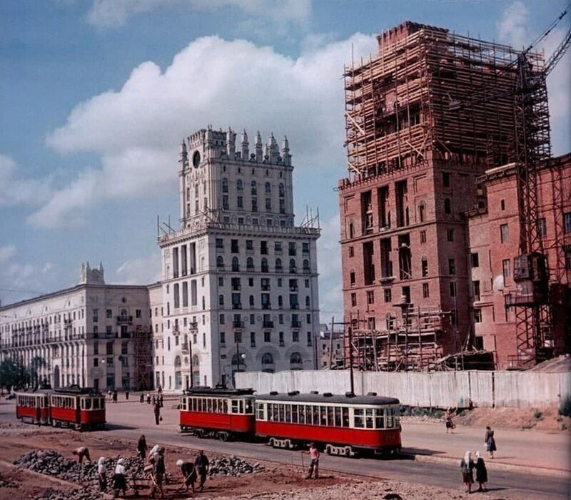 "Ворота" в Минск напротив железнодорожного вокзала. Вот таким был Минск в 1952 году, строительство новых "парадных ворот" города.