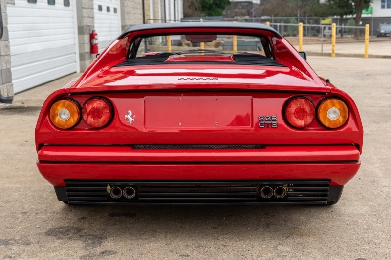 Идеальный Ferrari 328 GTS, который за 32 года проехал всего 375 километров