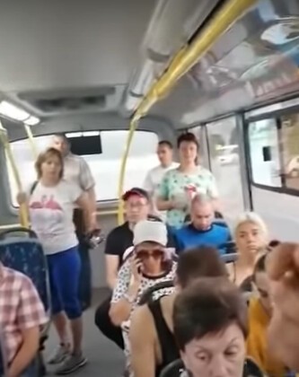 В Новоуральске толпа ковид-диссидентов выгнала из автобуса женщину в маске