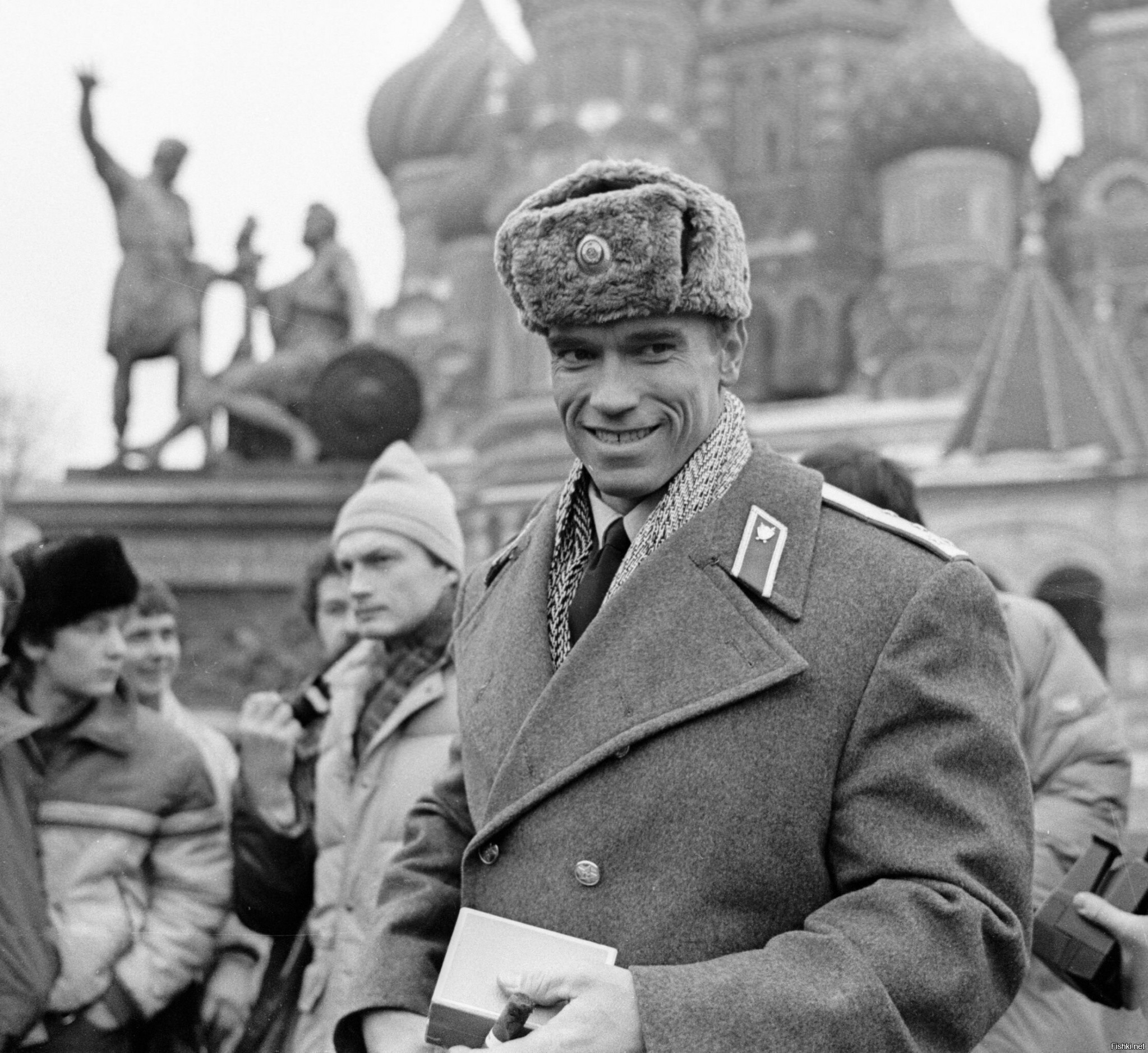 Выдай фотографии. Арнольд Шварценеггер на красной площади. Арнольд Шварценеггер 1988. Арнольд Шварценеггер в СССР. Арнольд Шварценеггер красная жара.