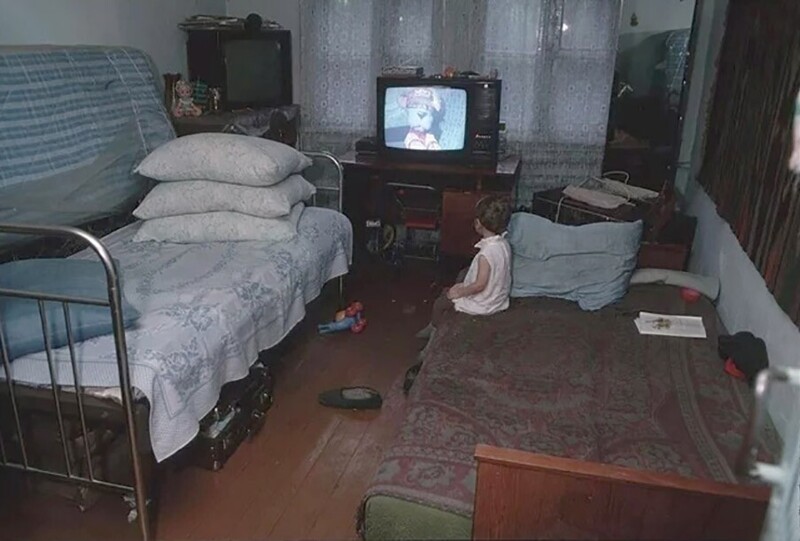 Девочка смотрит передачу «Спокойной ночи малыши» .Россия, Новокузнецк, 1991 год