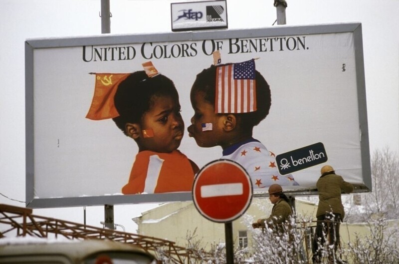 Рекламный щит итальянского бренда модной одежды United Colors of Benetton в Москве, январь 1988 г.