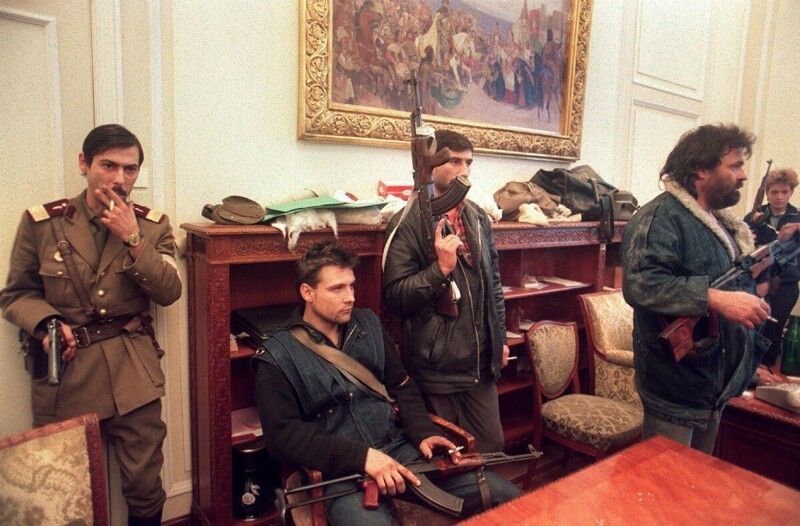 Революционные румыны в кабинете Николае Чаушеску. Декабрь 1989 г.