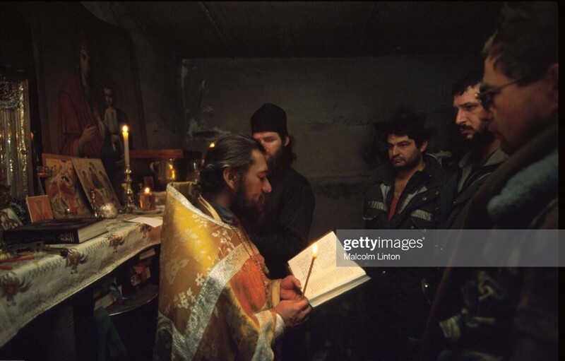 Православные укрываются в подвале дома в Грозном, январь 1995 год