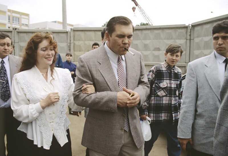 Кандидат на пост Президента РФ Александр Лебедь с супругой Инной идут по московской улице после голосования, июнь 1996 год