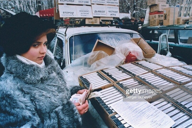 Продажа пиратских копий видеокассет и дисков на рынке Горбушка в Москве, 12 ноября 1995 год