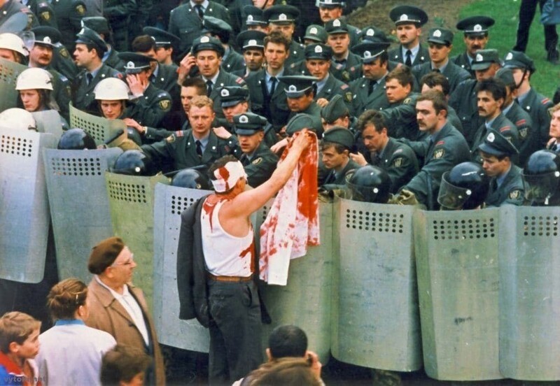 Окровавленный протестующий разговаривает с ОМОНом, Белоруссия, 1996 год