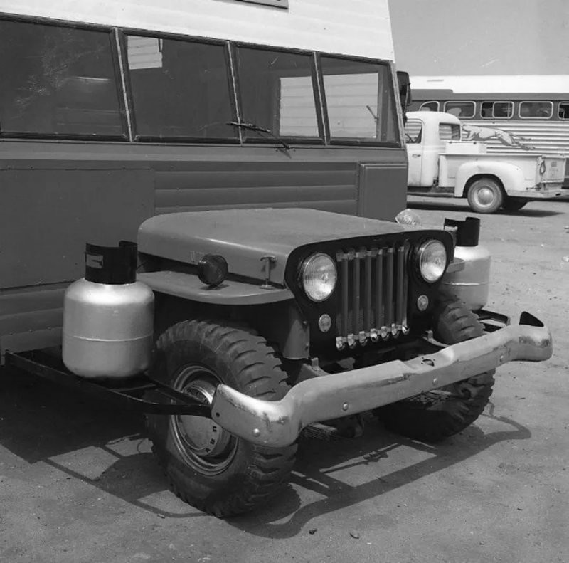Автодом 1950-х годов с передней частью от военного Jeep