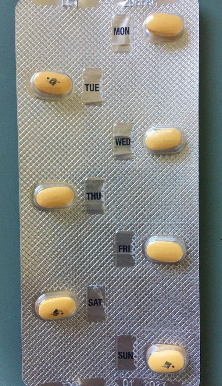 Таблетки для ежедневного приема с отпечатанными на упаковке днями недели. Так контролировать прием лекарств гораздо удобнее: сразу видно, выпил ты сегодня таблетку или еще нет