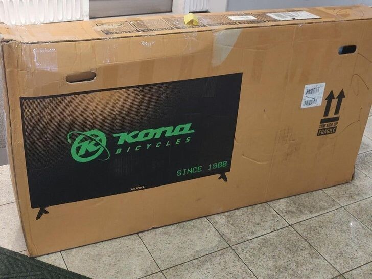 "Купили новый телевизор?" - спросили меня грузчики, доставившие мой новый велик. Некоторые продавцы велосипедов теперь печатают на коробке телевизор, чтобы грузчики обращались с ними поаккуратнее"