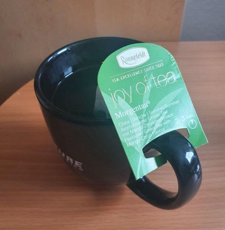 Чайный пакетик с петлей, которую легко зацепить за ручку чашки, чтобы он не упал в чай целиком