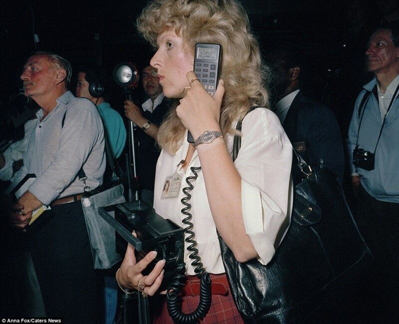 14. Женщина разговаривает по мобильному телефону в лондонском аэропорту Хитроу, 1980-е годы