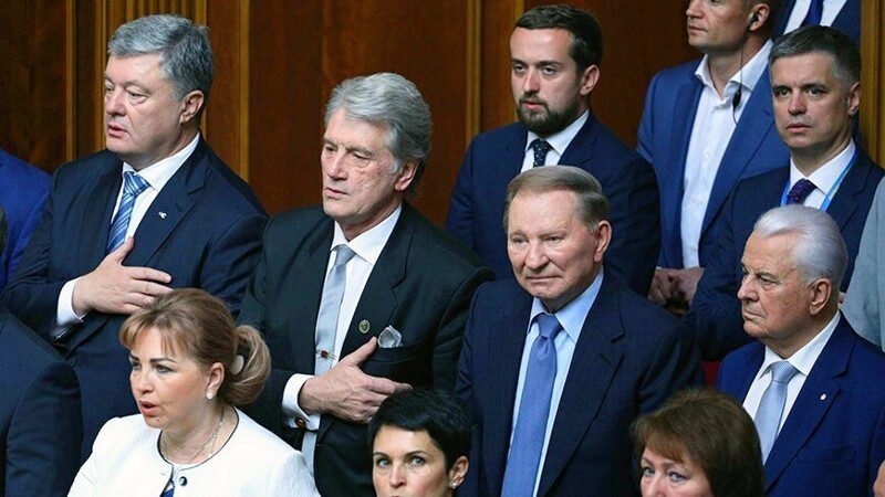 Мне просто интересно: отчего на них голубые галстуки?