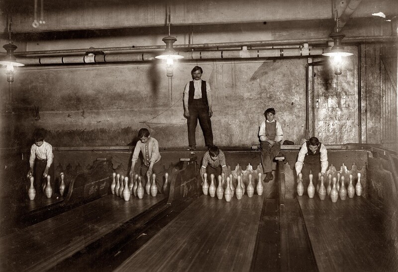 Мальчики, работающие расстановщиками кеглей в боулинге. Ночная смена, 1910 год
