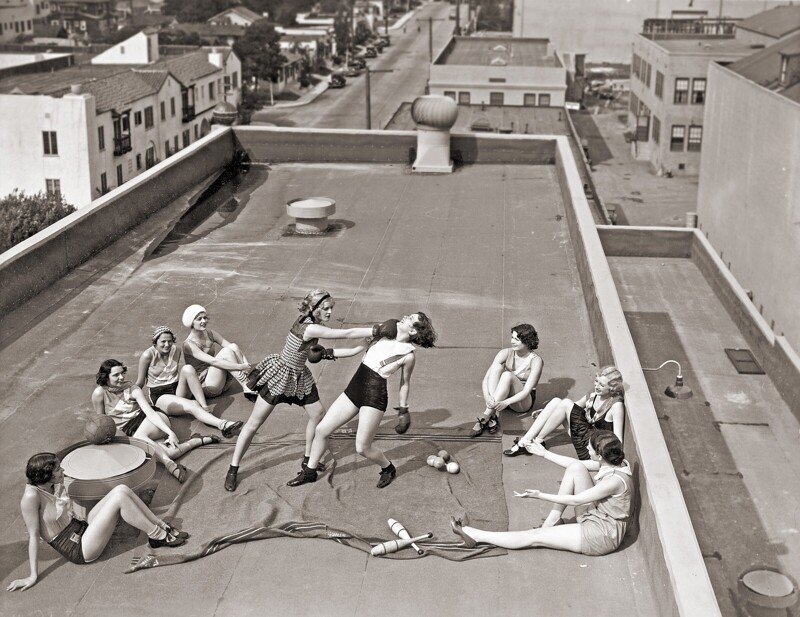 Женщины боксируют на крыше, 1930-е годы