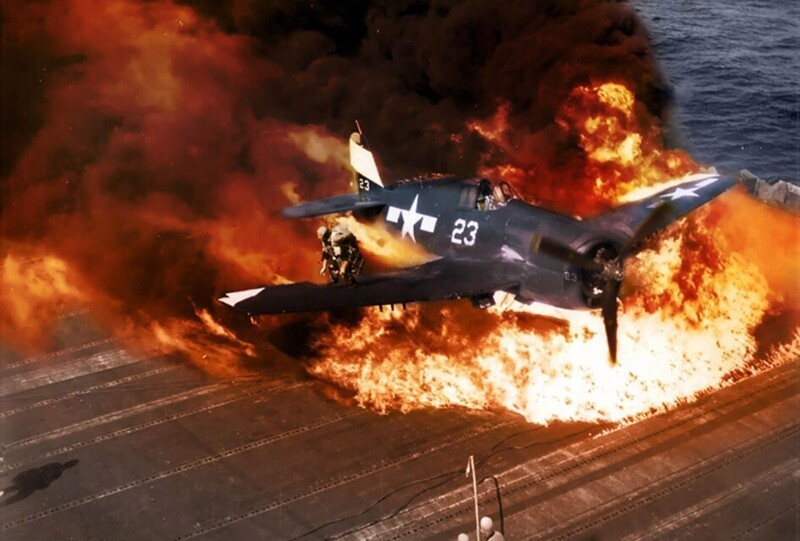 Пилот Энсин Ардон Ректор Айвз спасается со своего F6F-5 Hellcat на борту авианосца Лексингтон, 25 февраля 1945 года.