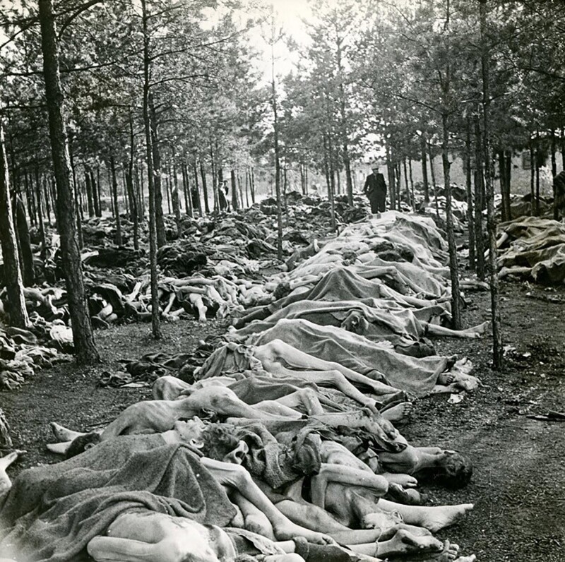 Груды истощенных трупов в нацистском концентрационном лагере в Берген-Бельзене, Германия. 15 апреля 1945 года.