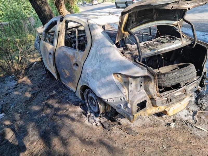 В Астрахани водитель Renault Logan врезался в дерево: автомобиль полностью сгорел