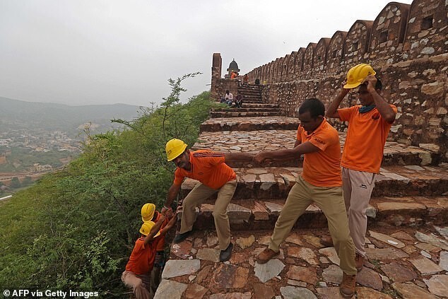 В Индии молния ударила в башню и убила туристов, делавших селфи