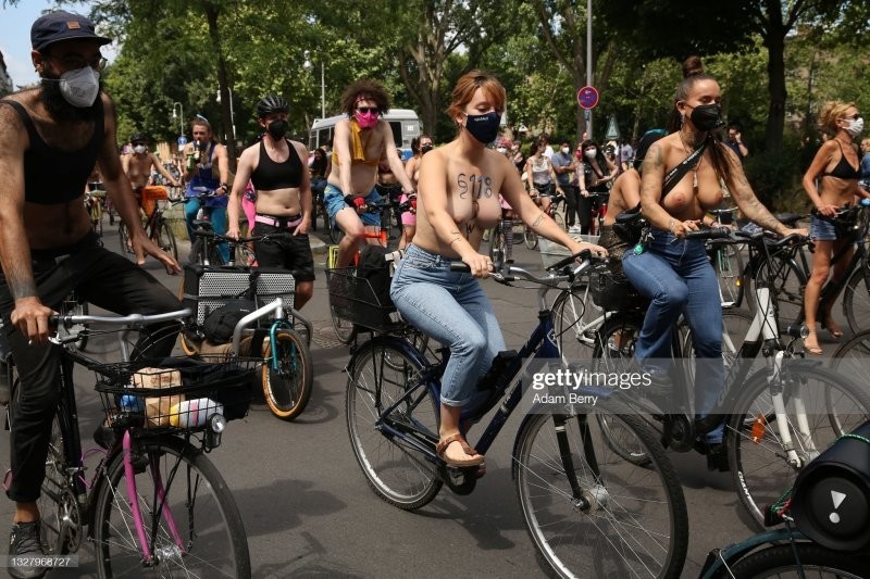 «Свободу сиськам»: в Берлине сотни полуголых девушек устроили протестный велопробег