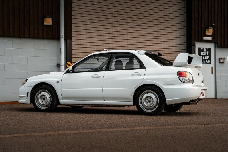 16-летний Subaru Impreza WRX STi на "штамповках", без кондиционера и электрических стеклоподъемников