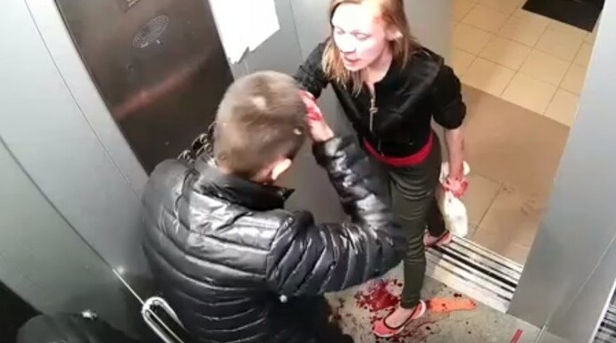 В Екатеринбурге пара в лифте устроила мордобой, а потом помирилась, убирая следы побоища