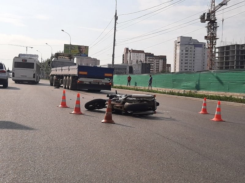 Авария дня. В Новосибирске мотоциклист упал прямо под колеса тягача