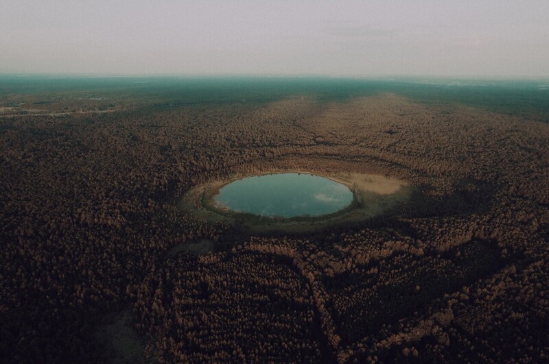 На месте падения гигантского метеорита под Тверью образовалось идеально круглое озеро
