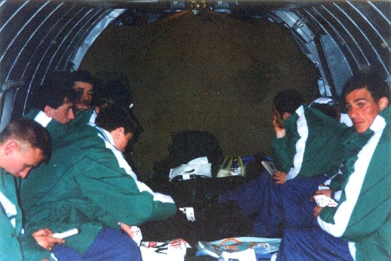 Футболисты "Рубина" возвращаются в Казань с зимних сборов в 1997 году. На грузовом самолете. В качестве досуга - карты и тетрис