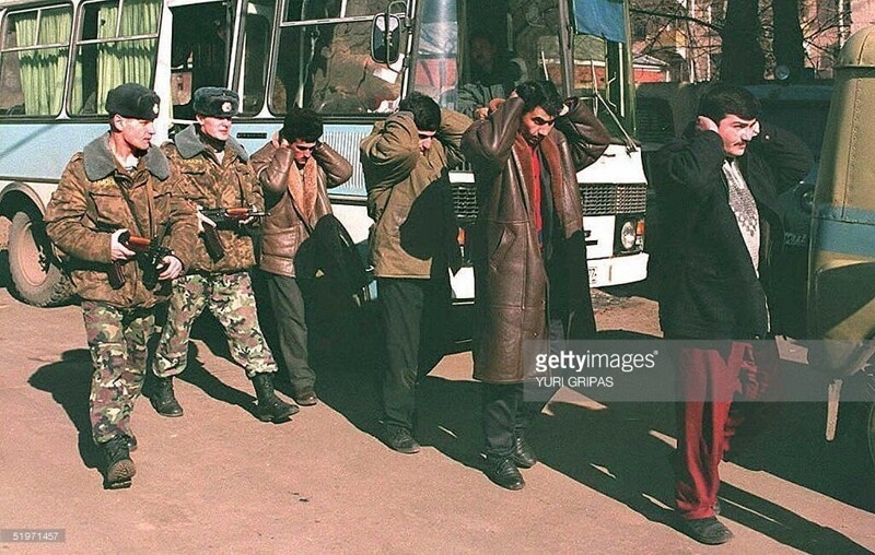 Сотрудники ОМОН задержали группу кавказцев, подозреваемых в разбойном нападении на Бауманский рынок в центре Москвы, Март, 1995 года