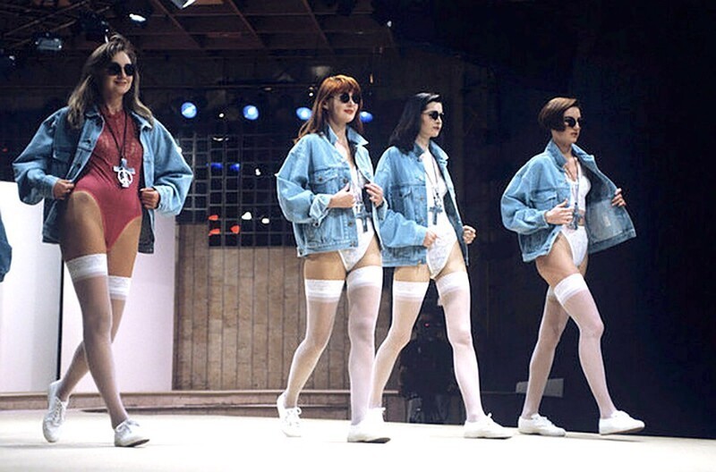 Девушки демонстрируют модную джинсовую одежду в Международном центре моды, Москва, 1992 год