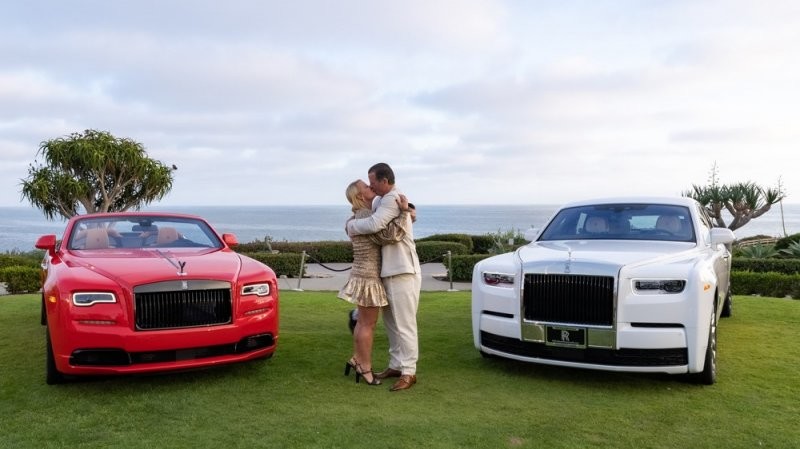 Супруги отпраздновали годовщину свадьбы с изготовленными для них на заказ эксклюзивными Rolls-Royce