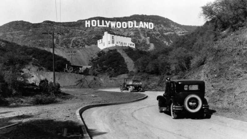 Знаменитый знак "Голливуд" в Лос Анджелесе в 1923 год, как раз, когда он был только сделан. Раньше знак был "Голливудлэнд". Последние 4 буквы убрали только в 1949 году.