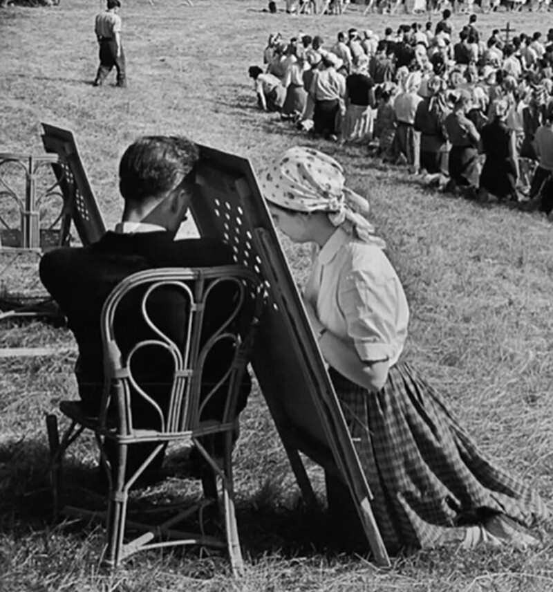 Исповедь во время традиционного католического паломничества из Парижа в Шартр, 1953