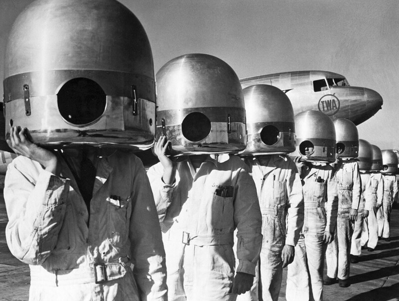Нет, это не марсиане, а механики TWA и инспекторы присутствуют при испытании самолёта.