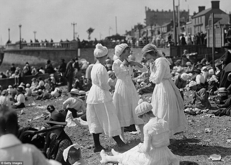 Девушки в купальных костюмах. Англия, 1919 г.