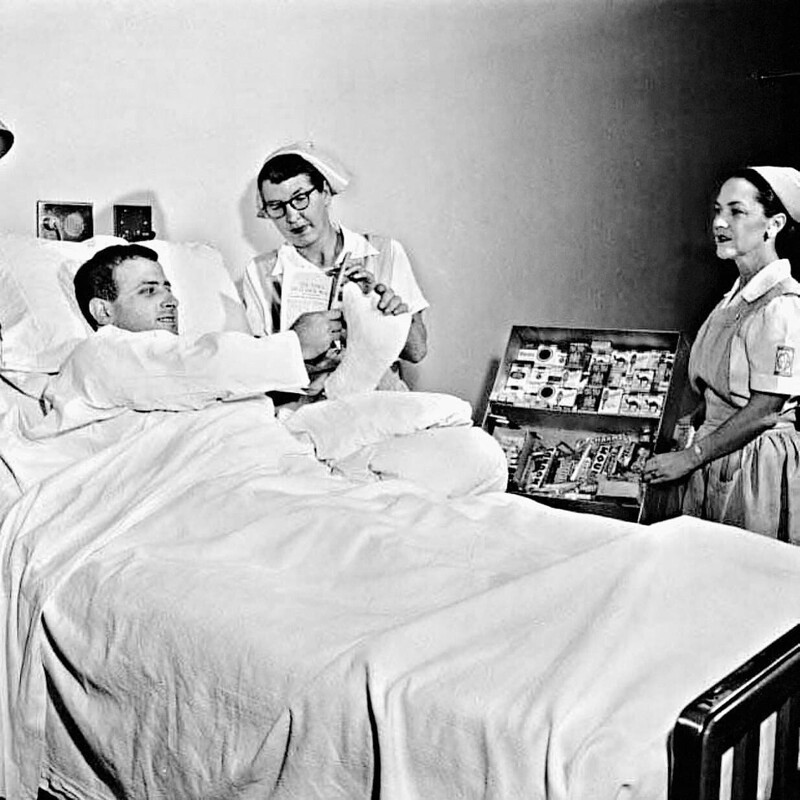 В 1950 году в США пациенты могли покупать сигареты, находясь прямо на больничной койке. Они могли курить даже в своих палатах.