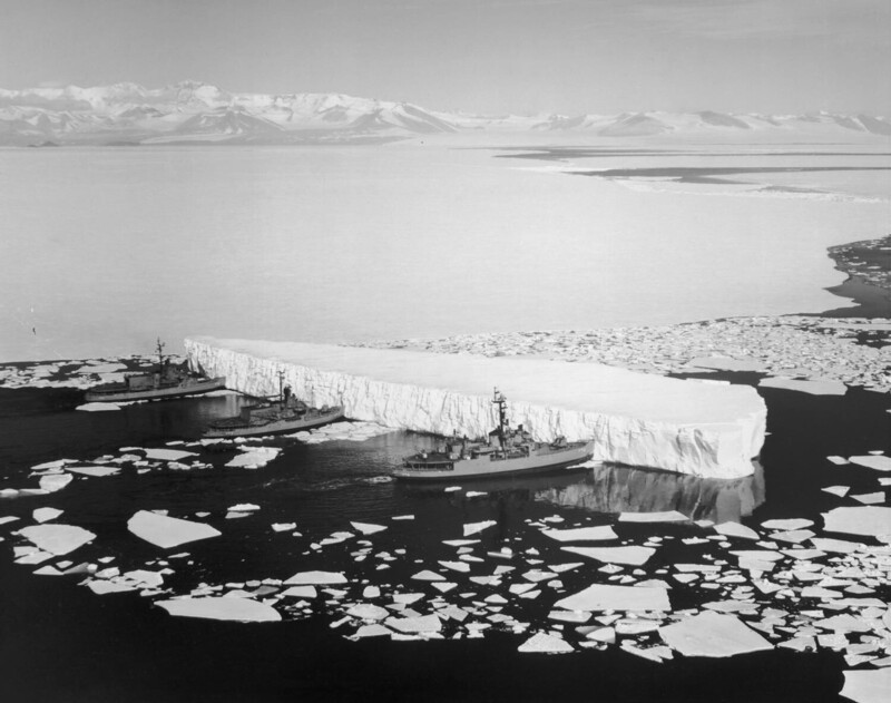 Ледоколы класса Wind, военно-морского флота США: USS “Burton Island”, USS “Atka” и USS “Glacier” толкают айсберг о весе, и размере которого можно только строить предположения.