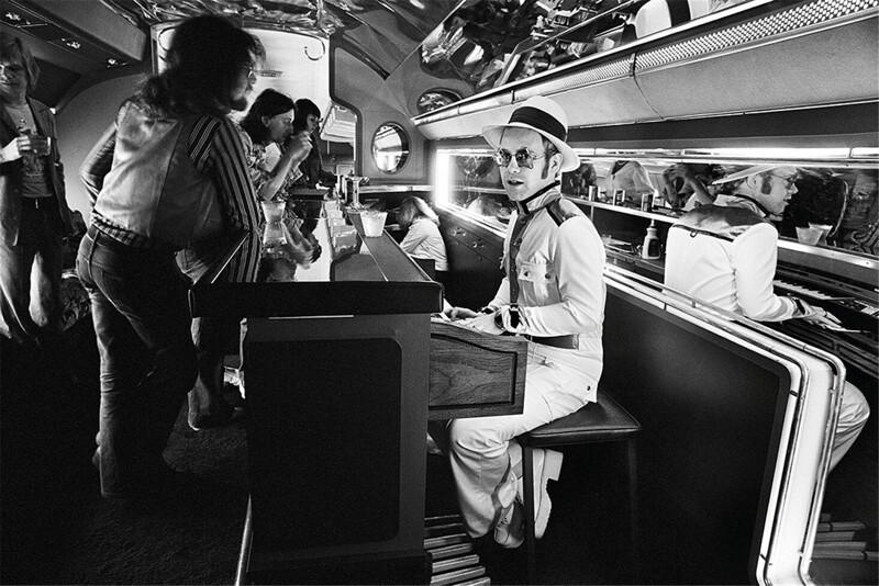 Элтон Джон в пиано-баре на борту своего частного самолета, 1976 год