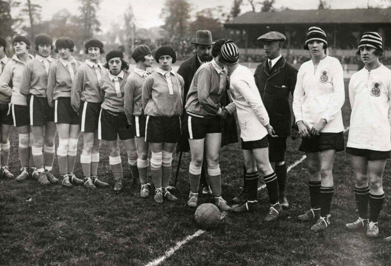 Капитаны женских сборных по футболу Англии и Франции приветствуют друг друга перед началом матча, Лондон, 1925 г.